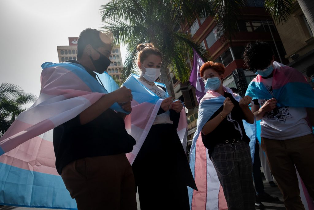 Concentración en Santa Cruz en apoyo de la tramitación de una Ley de derechos Trans