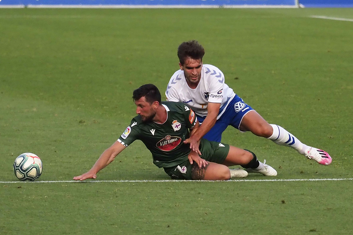 Undabarrena cae sobre Borja Valle en el partido ante el Deportivo