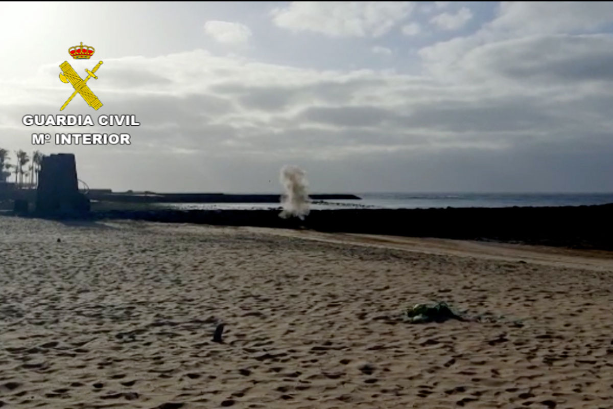 La Guardia Civil destruye un detonador en la escollera de una playa de Lanzarote