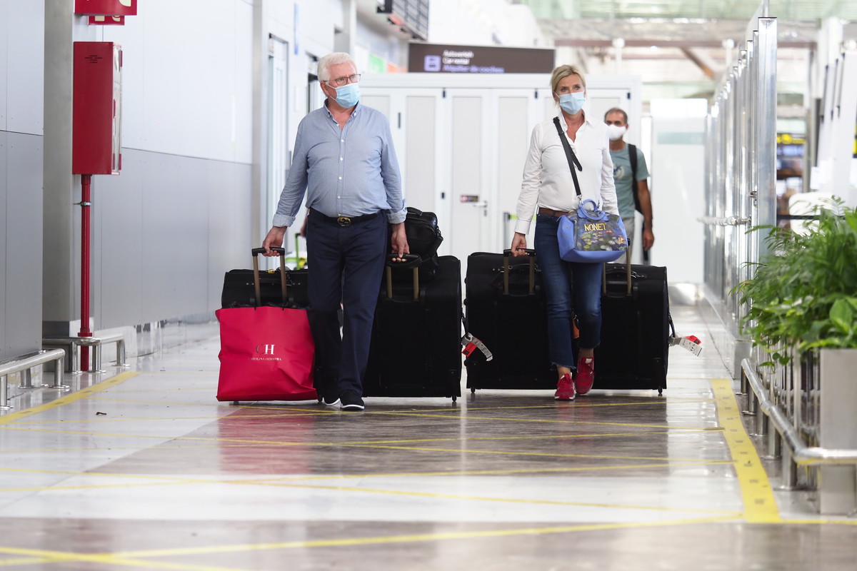 Los turistas llegan a Tenerife con las maletas cargadas de ilusión / SERGIO M¨NEDEZ