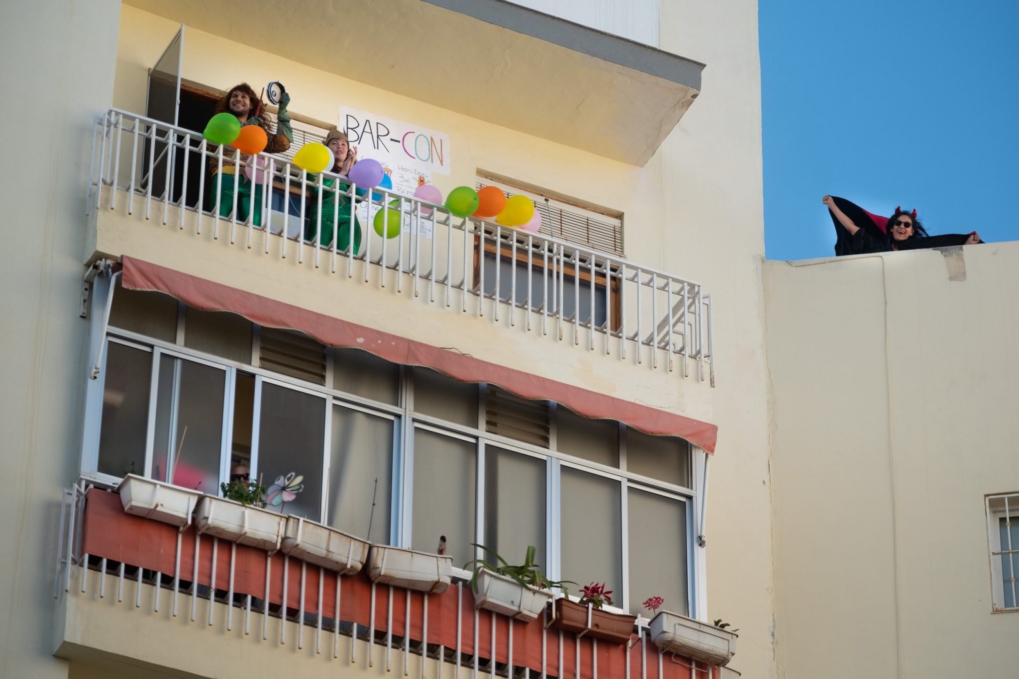 Montó una fiesta en los balcones de La Salle durante el confinamiento para hacer feliz a sus vecinos. Foto: Fran Pallero