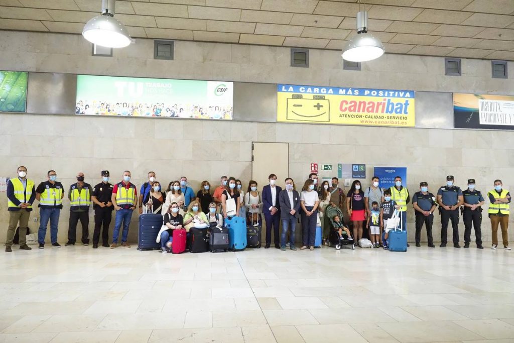 Foto de familia del grupo de sanitarios y guardia civil y personal de AENA a su llegada al Aeropuerto de Tenerife Norte. Sergio Méndez