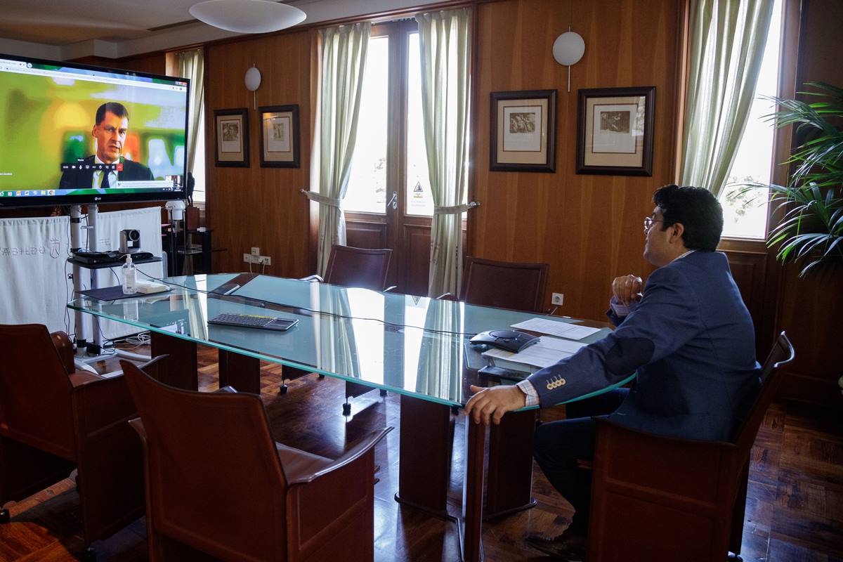 Imagen de la reunión ayer del presidente del Cabildo de Tenerife, Pedro Martín, con el embajador de Reino Unido. DA