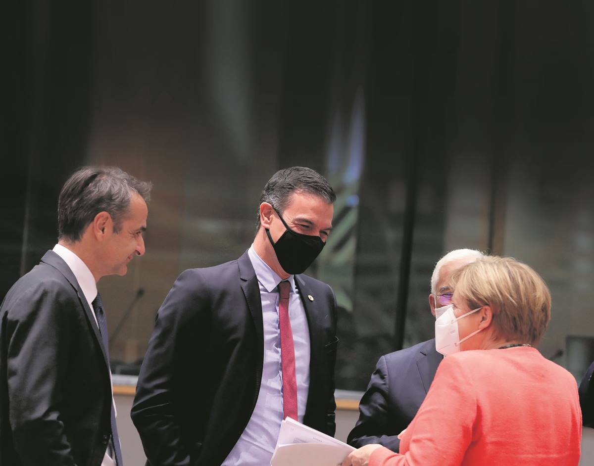 Pedro Sánchez y Angela Merkel charlan ayer en presencia de otros jefes de Gobierno, tras alcanzar el acuerdo del Consejo Europeo calificado de “histórico”. Reuters