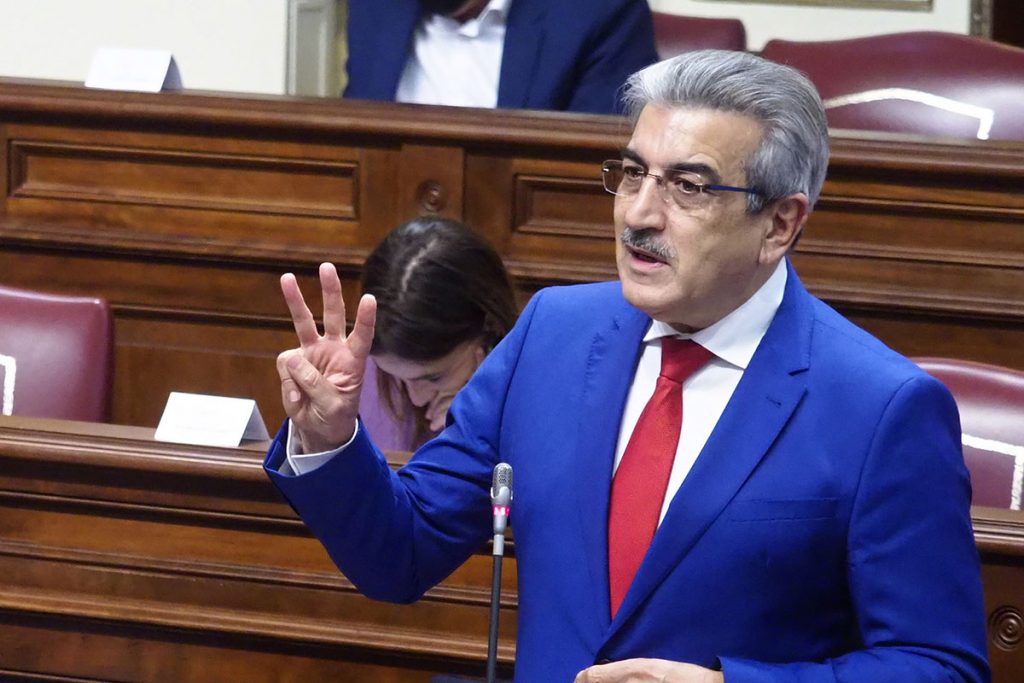 Román Rodríguez, en el Pleno del Parlamento de Canarias