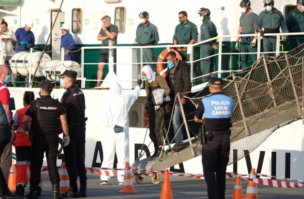 Imagen de la llegada al Puerto de Los Cristianos de los ocupantes de un cayuco a bordo de la patrullera Río Tajo de la Guardia Civil. Fran Pallero
