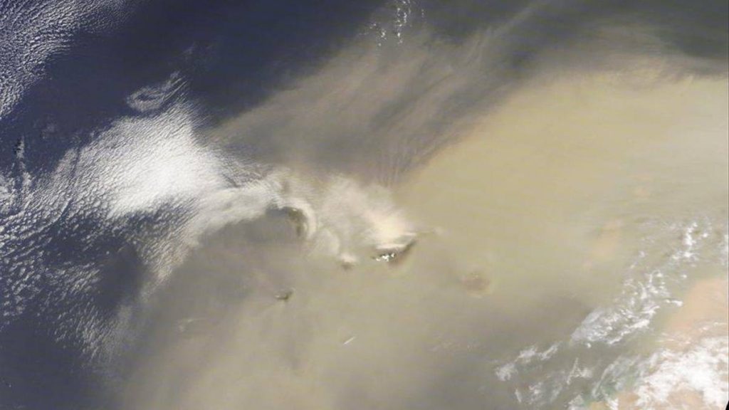 Imagen de las Islas Canarias bajo una espesa capa de calima (arena del desierto del Sáhara en suspensión) tomada este miércoles por el satélite Terra/Modis de la NASA. EFE/ Nasa