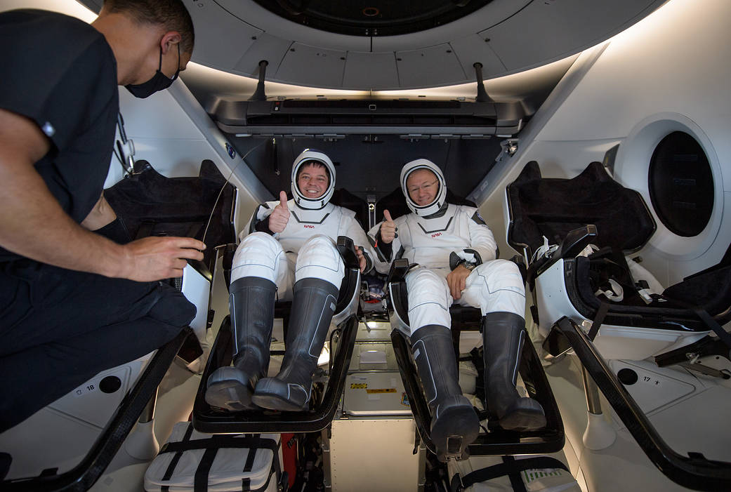 Los astronautas de la NASA Robert Behnken (izq.) y Douglas Hurley (dhca.) en el interior del SpaceX Crew Dragon Endeavour / NASA