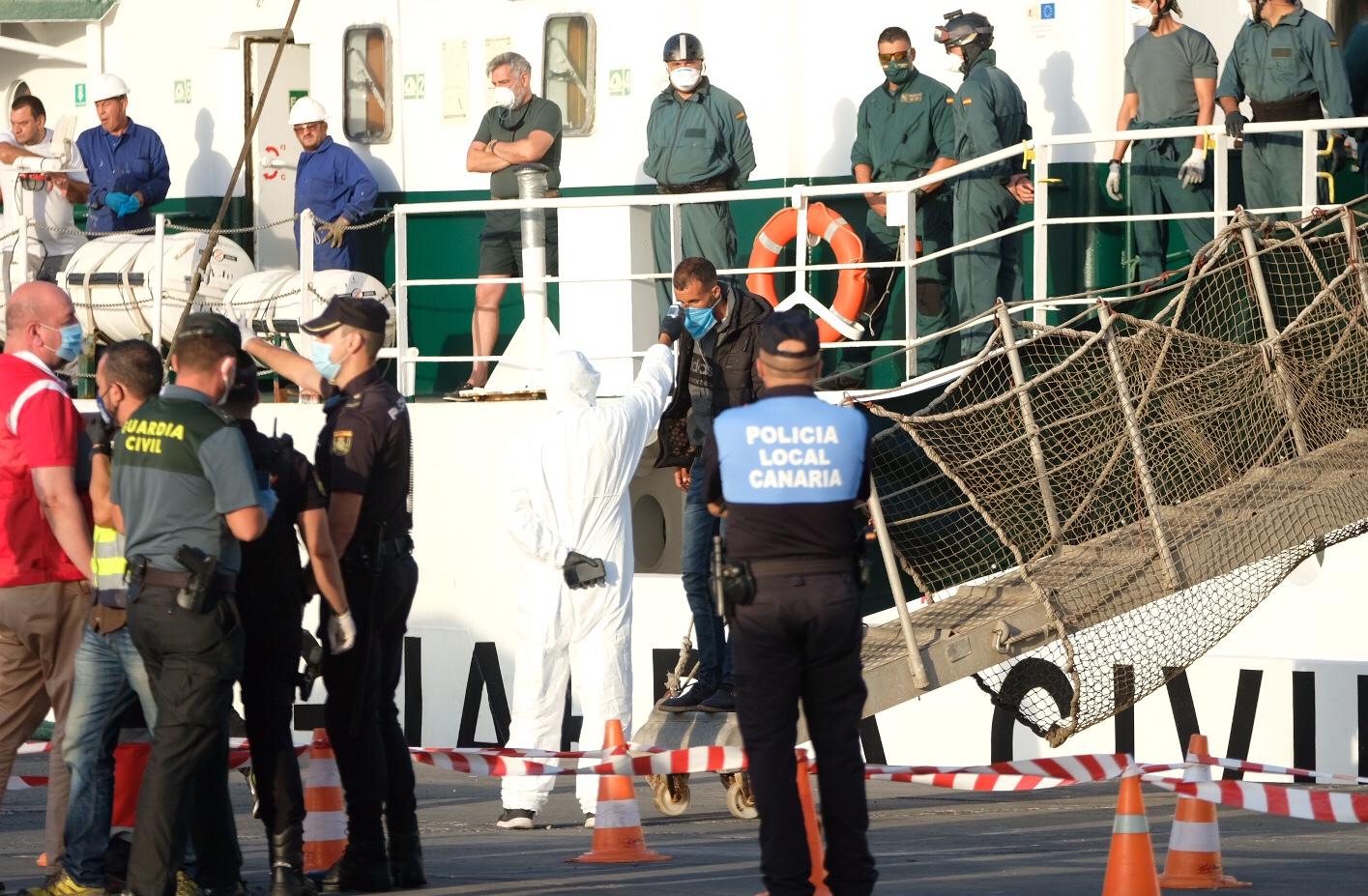 Varias imágenes de la llegada al Puerto de Los Cristianos de los ocupantes de un cayuco a bordo de la patrullera Río Tajo de la Guardia Civil. Fran Pallero
