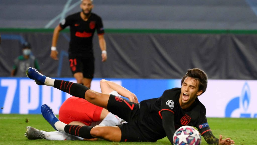 Joao Felix cae al suelo en el penalti que recibió ante el Leipzig REUTERS