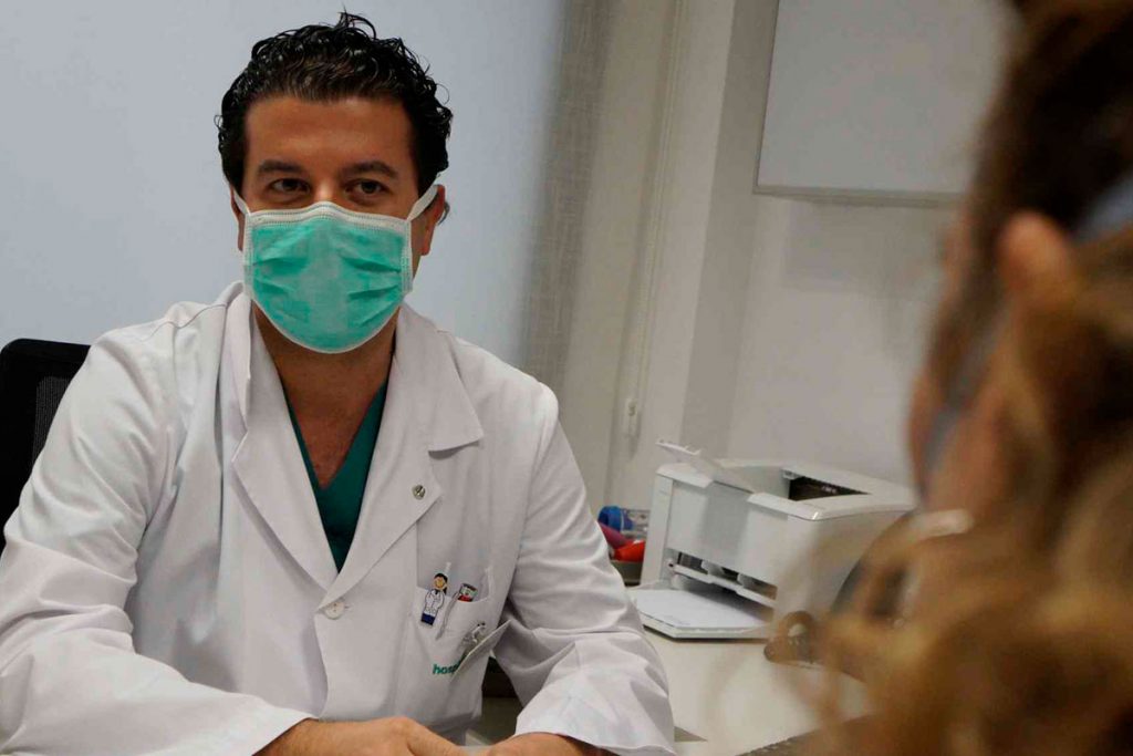 El especialista en Ginecología y Obstetricia de Hospiten Rambla, Dr. Rosendo Galván