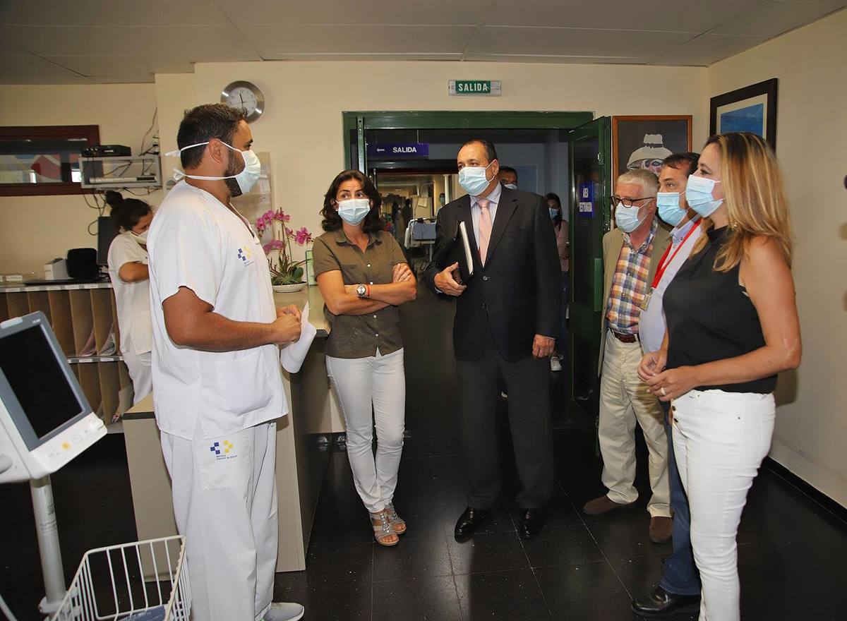 Trujillo conoce de "primera mano las necesidades" de Lanzarote en su visita al Área de Salud. EP