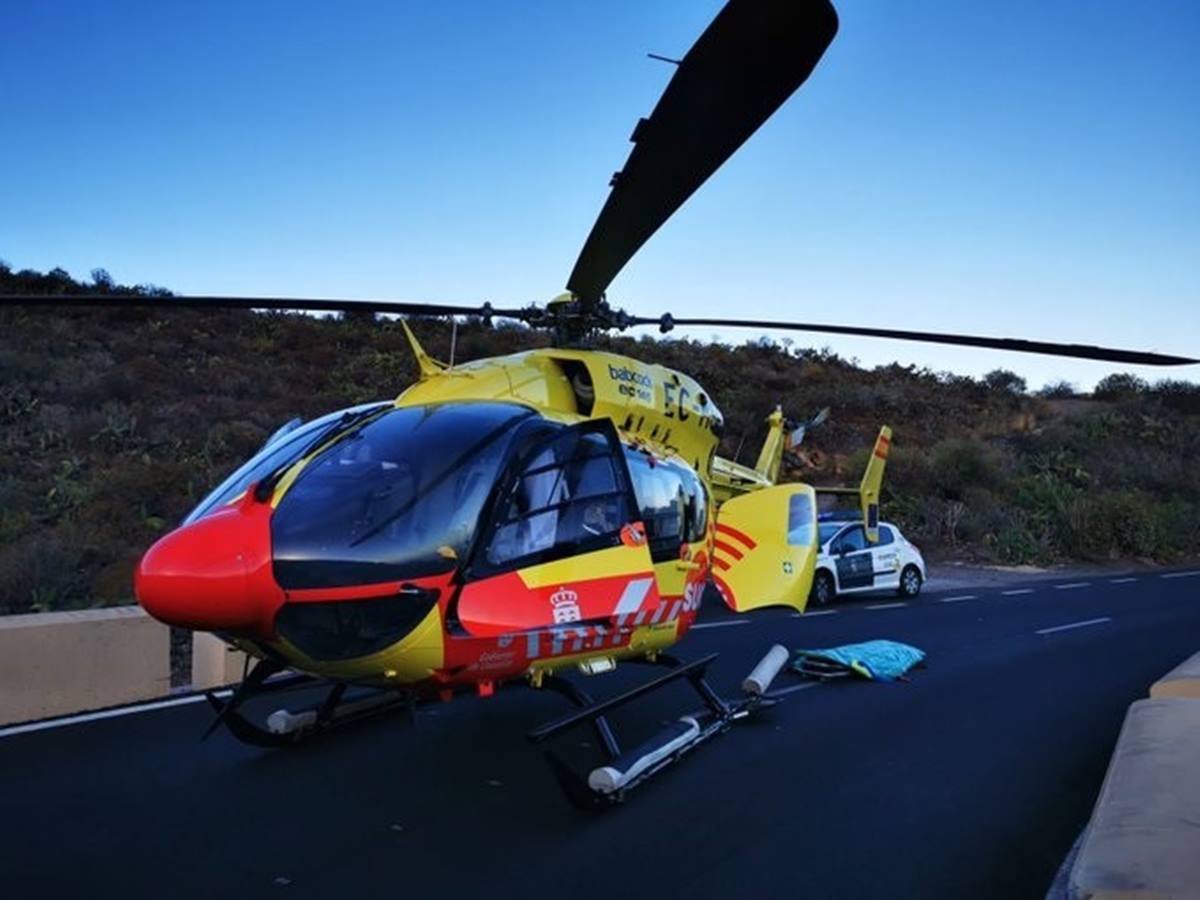 Helicóptero medicalizado del SUC donde fue evacuado el motorista. CECOES 1-1-2