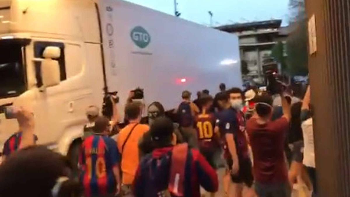 Un grupo de aficionados del Barça se salta la seguridad e irrumpe en el Camp Nou