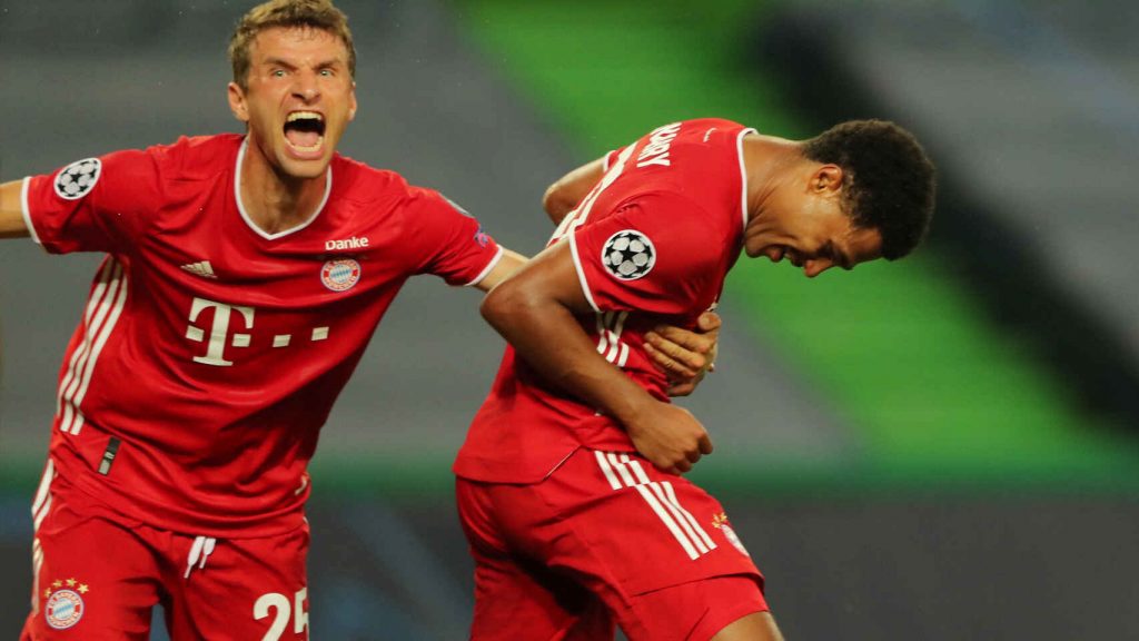 Gnabry y Müller celebran el gol del Bayern ante el Lyon Reuters