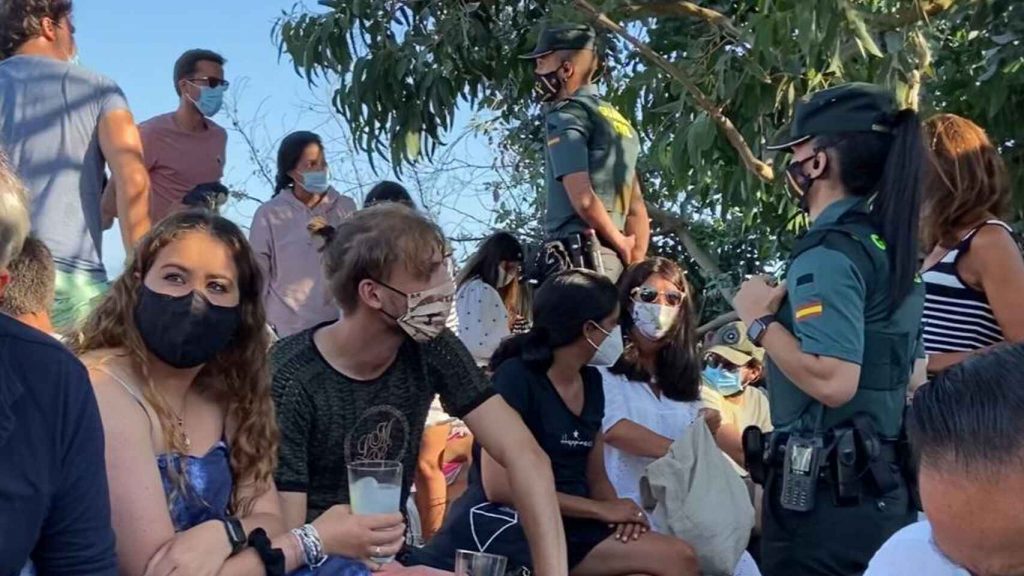 La Guardia Civil interviene en un concierto de Iván Ferreiro y desaloja la playa