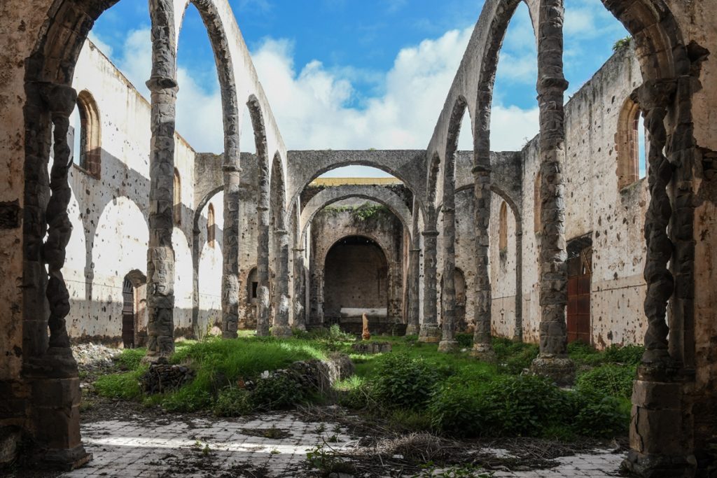 Imagen del interior de las ruinas de la antigua iglesia de San Agustín, en el casco de La Laguna. / DA