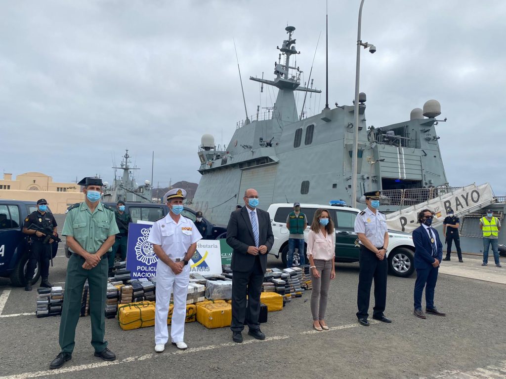 Llegan a la Base Naval de Las Palmas de Gran Canaria los 1.200 kilos de cocaína incautados a un velero al sur de Azores
