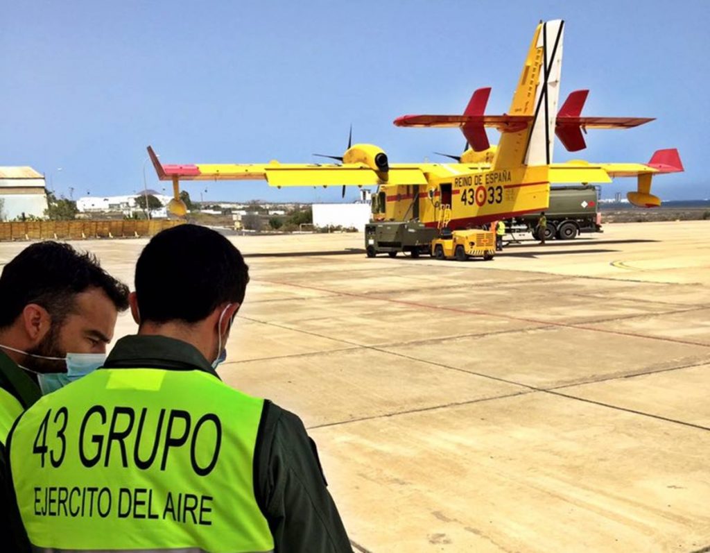 El MITECO amplía los medios aéreos y terrestres contra el incendio de La Palma