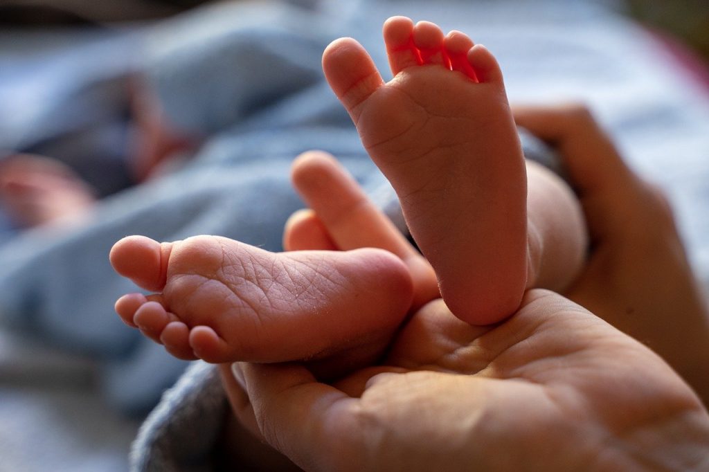 Canarias suma cuatro enfermedades raras al cribado de los bebés