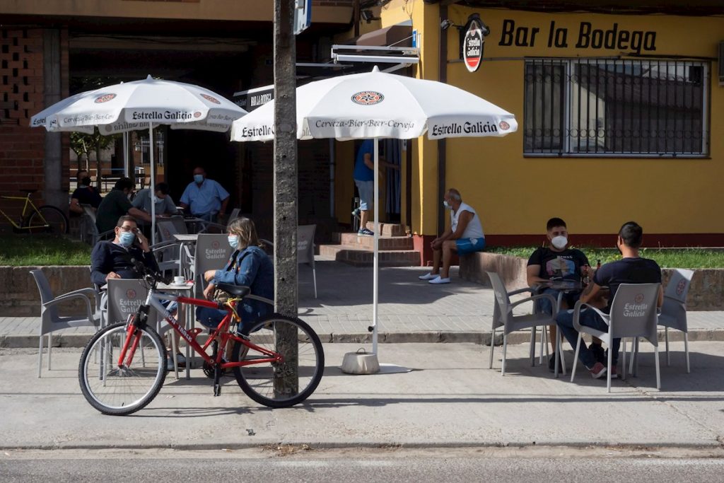 Varias personas en la terraza de un bar de Pedrajas de San Esteban (Valladolid). EFE/ R. Garcia