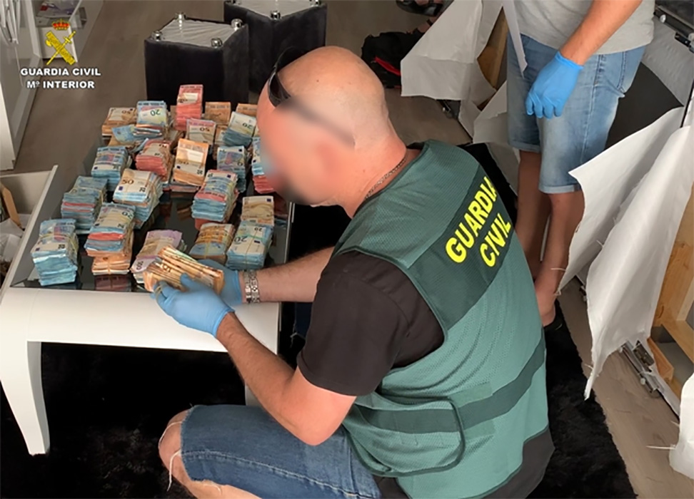 La Guardia Civil desarticula una red dedicada al tráfico de drogas entre la península y las Islas Canarias