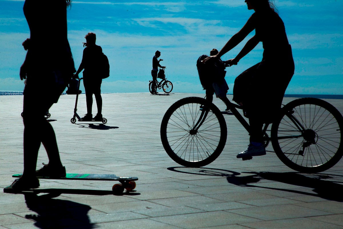 Varias personas en bicicleta y patinetes en la playa de la Barceloneta durante la desescalada.EFE/Enric Fontcuberta/Archivo