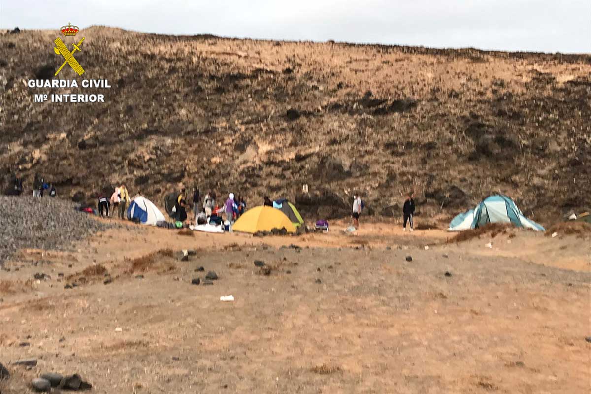 Denuncian a 19 jóvenes en Lanzarote por incumplir las medidas sanitarias y acampar en una zona prohibida