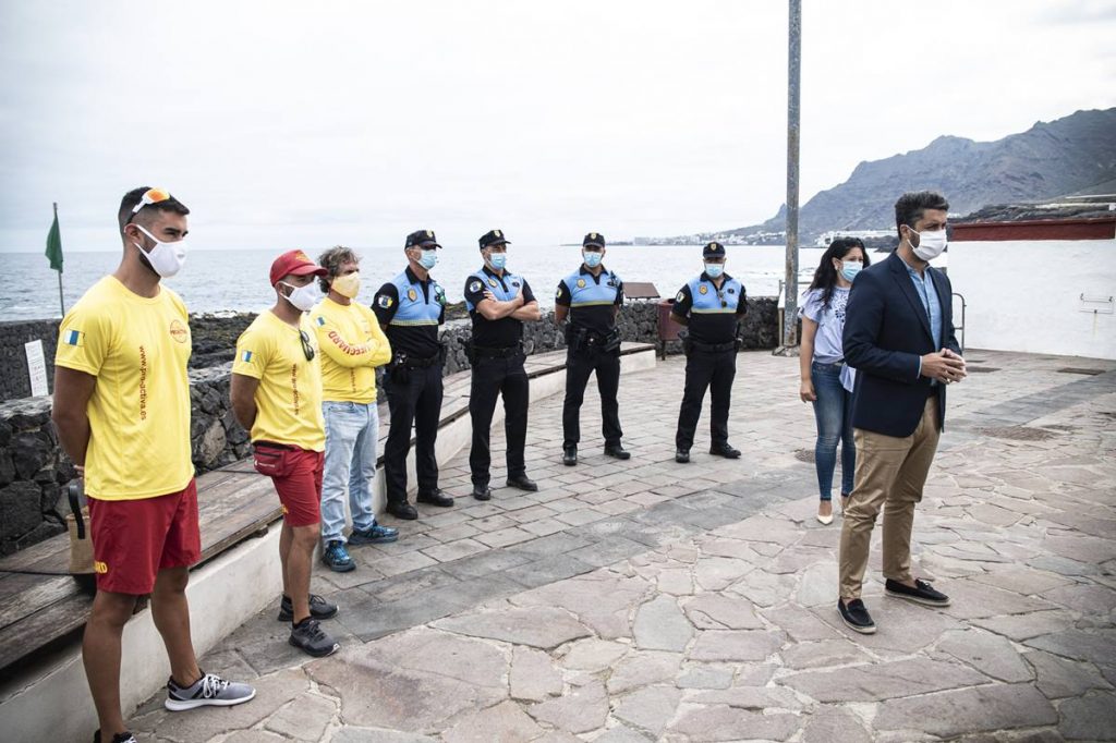 El alcalde y la edil de playa junto a los agentes y socorristas, ayer. DA