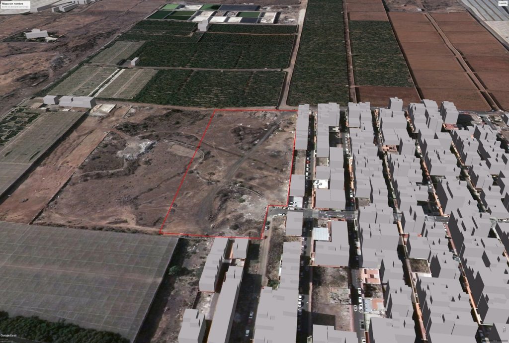 Imagen aérea de la parcela (marcada en rojo) adquirida por el Ayuntamiento de Arona. DA