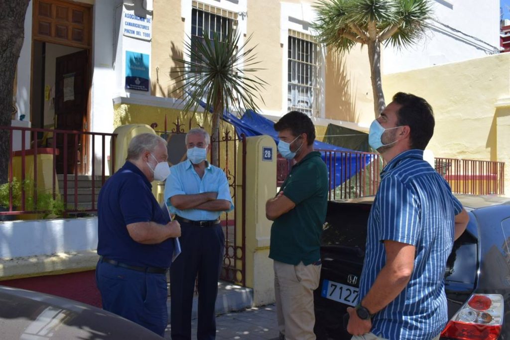 Guillermo Díaz Guerra recorrió el barrio de la mano de la Asociación de Vecinos La Arboleda. DA