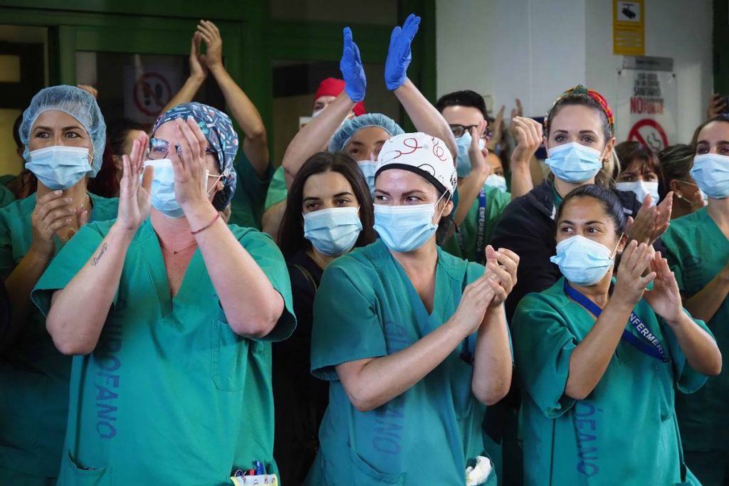 Imagen de los aplausos de varias sanitarias en el HUNSC durante el mes de mayo. Sergio Méndez