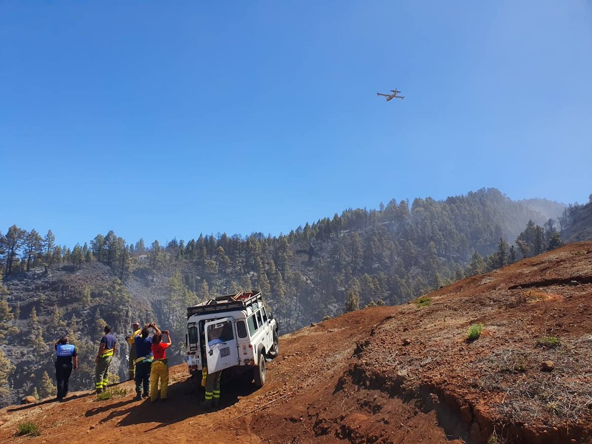 Los medios aéreos, tanto helicópteros como hidroaviones, han sido claves para poder combatir las llamas que se originaron el pasado viernes en La Palma. DA