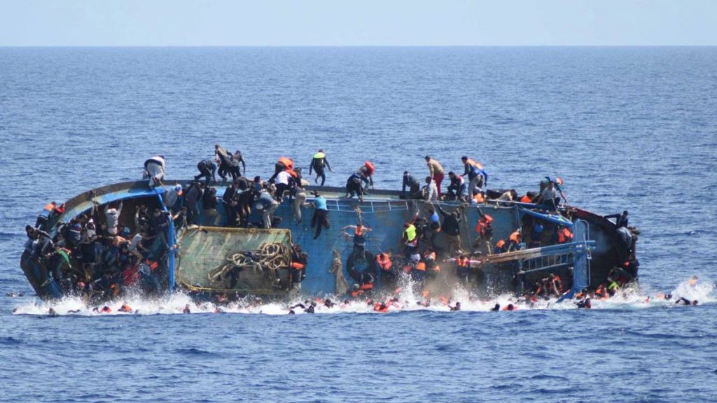 El pasado lunes ya se produjo otro naufragio en las costas de Tarfaya en el que se rescataron siete cadáveres (en la imagen, una de las tragedias de la inmigración en el mar).