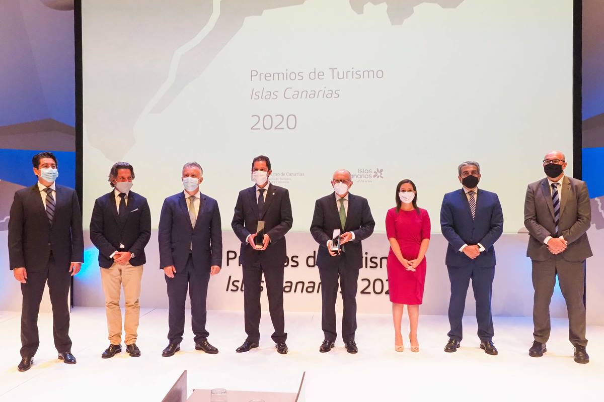 Imagen de las autoridades y los premiados ayer en el acto del Día Mundial del Turismo. Sergio Méndez