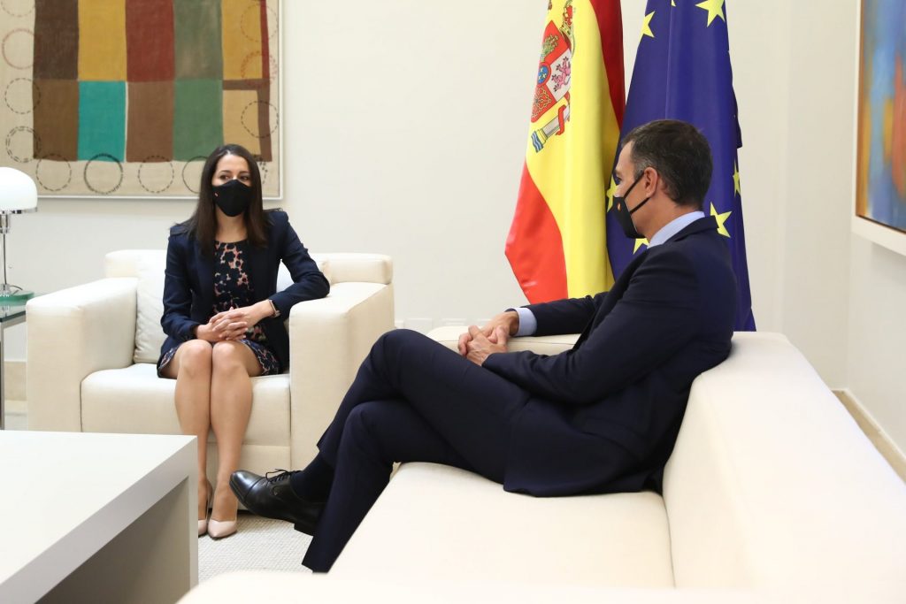 La líder del Cs, Inés Arrimadas, junto al presidente del Gobierno, Pedro Sánchez. EP