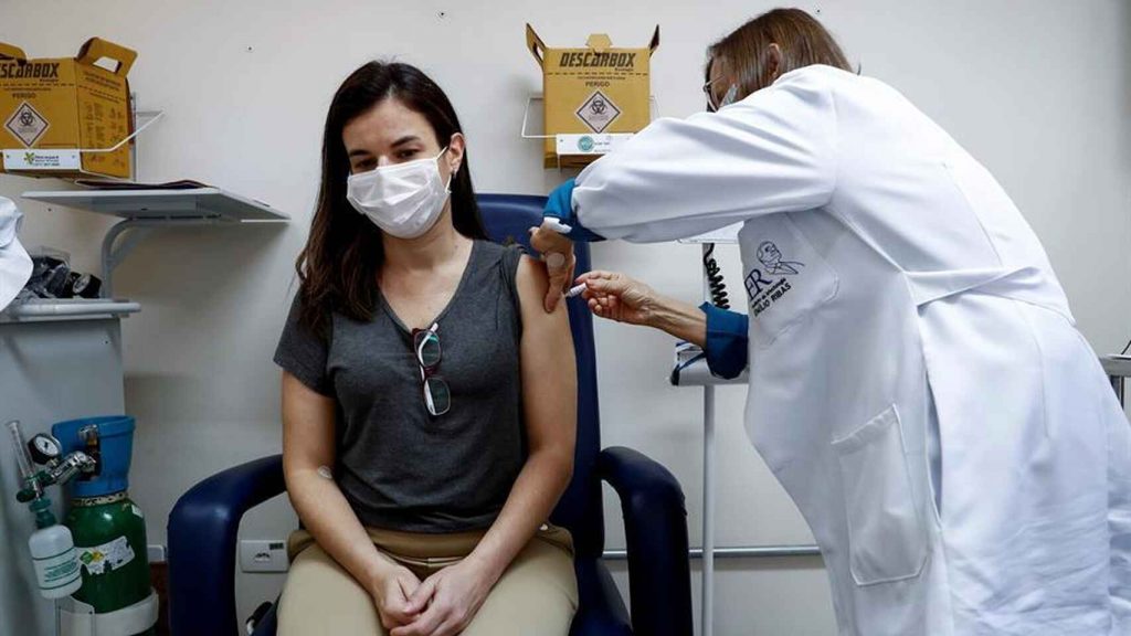 Graziela Domingues recibe la segunda dosis en los ensayos de la vacuna contra la Covid-19. EFE