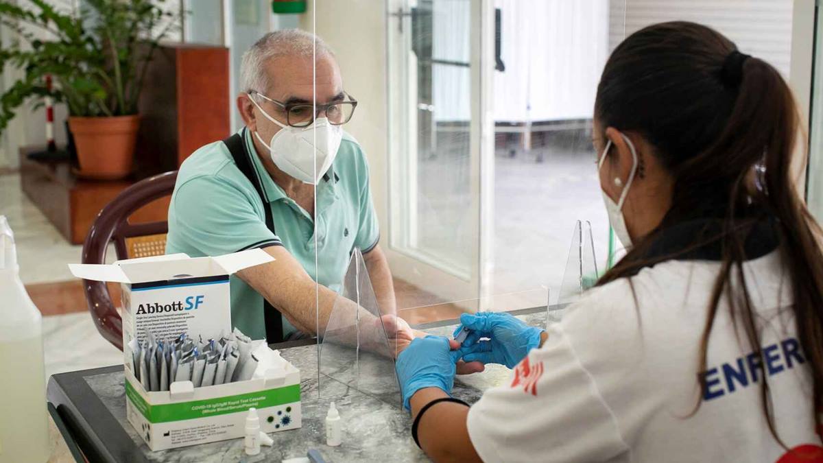 Una enfermera toma una muestra de sangre a un ciudadano para un test serológico, en el Centro de Día de Mayores de La Isleta. EFE