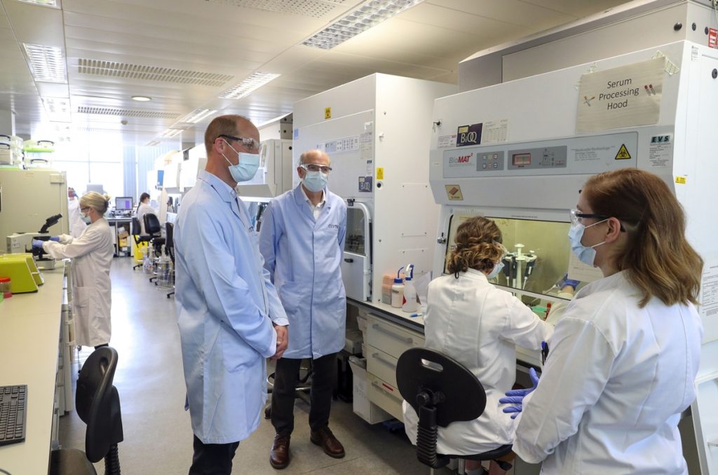 Oxford reanudará los ensayos de su vacuna contra la COVID-19