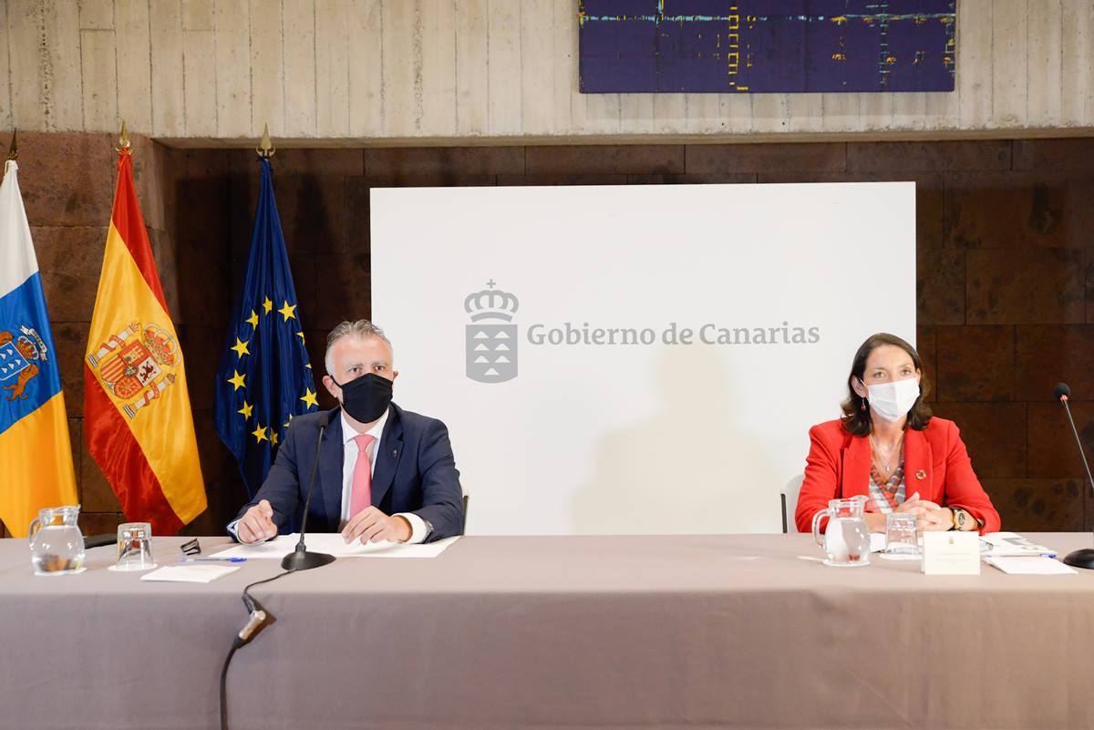 Reyes Maroto se reune con Ángel Víctor Torres para analizar la situación en Canarias