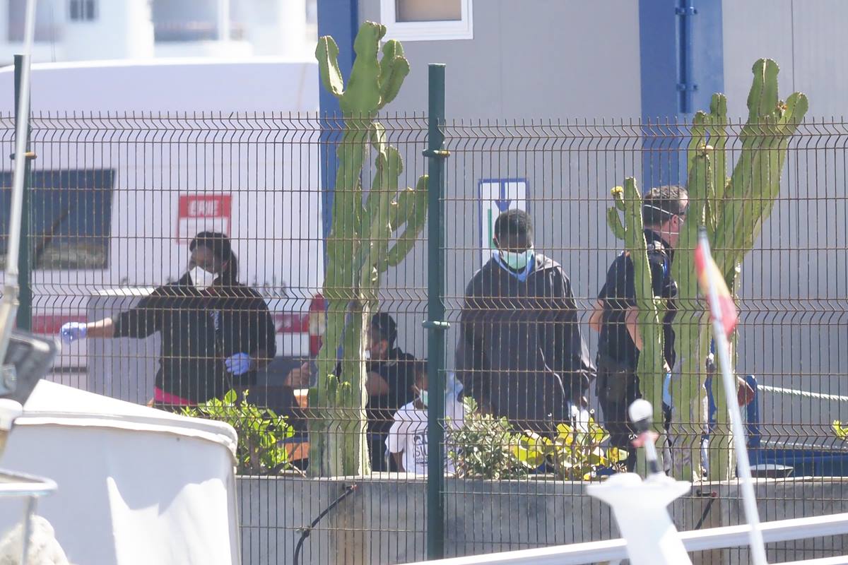 Imagen de varios migrantes llegados recientemente en patera a Tenerife. Sergio Méndez