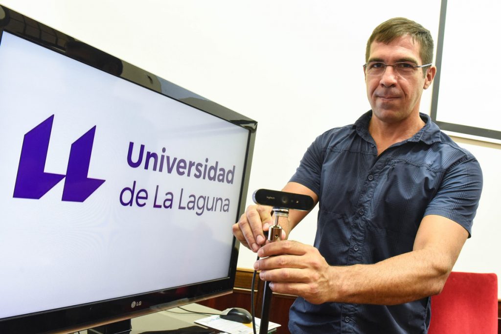 Jorge Riera, vicerrector de Agenda Digital, Modernización y Campus Central, con una de las 265 cámaras que se instalarán en la universidad. FOTO: Sergio Méndez