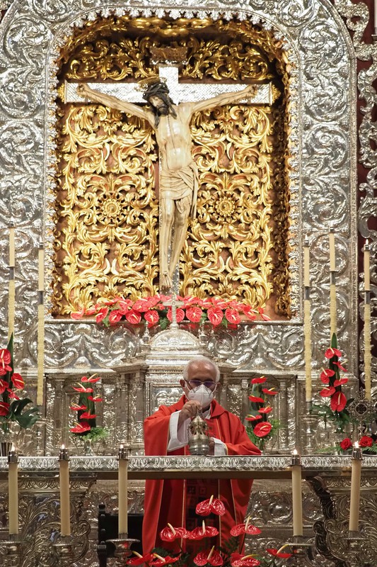 El rector del santuario, Daniel Padila, delante del Cristo de La Laguna, ayer. / SERGIO MÉNDEZ
