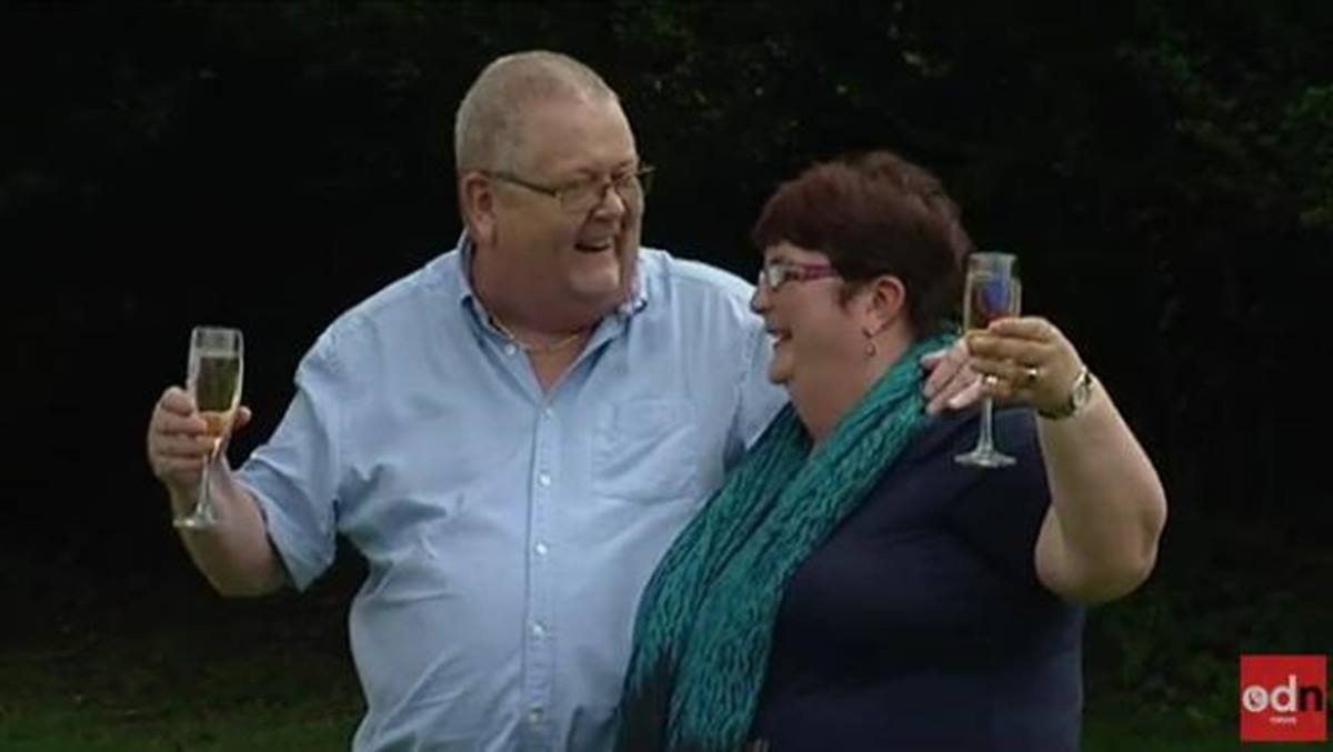 Colin Weir, celebrando con su mujer el premio de Euromillones.YOUTUBE