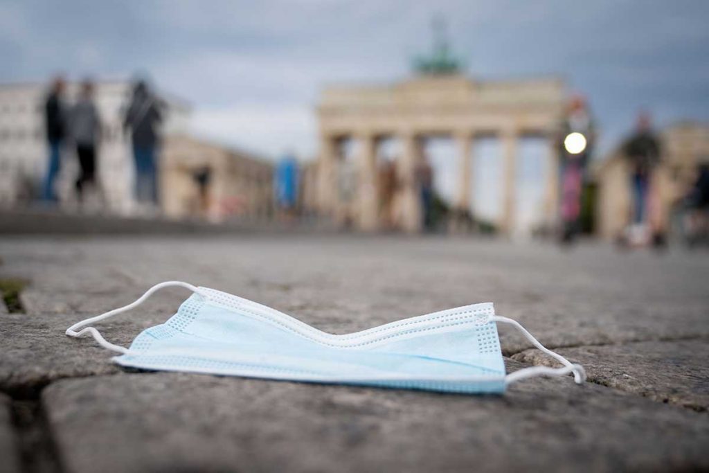 Una mascarilla abandonada ante la Puerta de Brandenburgo, en Berlín