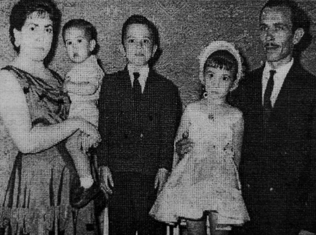 Teresa García Arteaga y su marido Antonio Aguilar, junto a sus tres hijos / DA