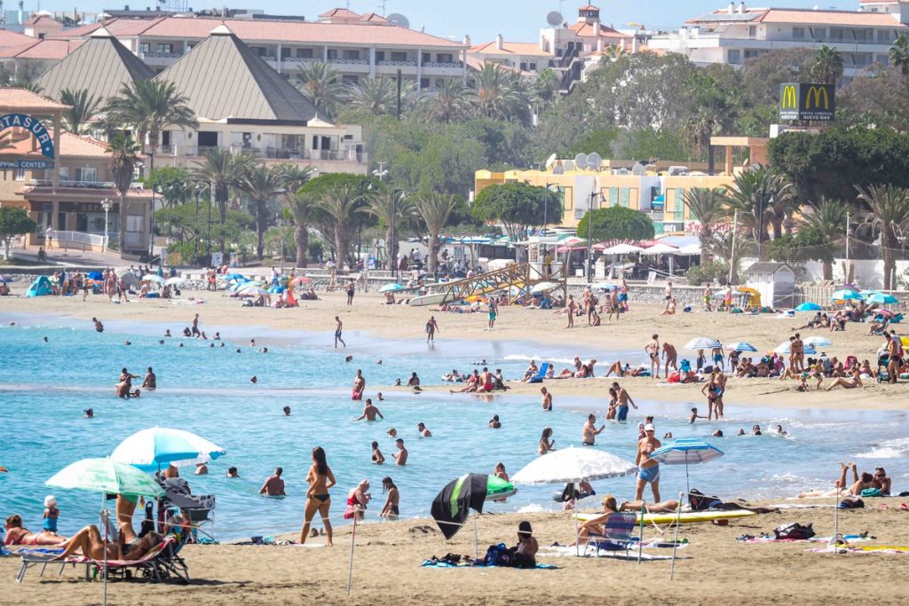 Ante las elevadas temperaturas, tinerfeños y turistas no se resistieron de acudir a la playa, como en la playa Las Vistas, en Arona. Sergio Méndez