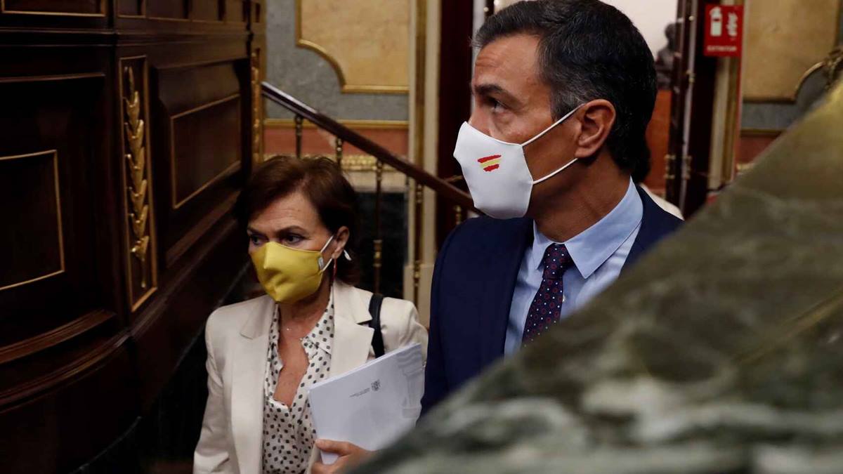Pedro Sánchez y Carmen Calvo, a su llegada a la sesión de control al Gobierno en el Congreso. El Español