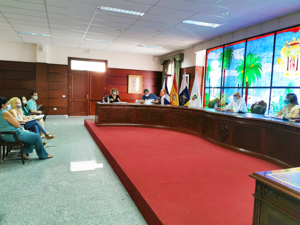La reunión con los directores de los cuatro CEIP tuvo lugar el martes en el salón de plenos del Ayuntamiento. DA