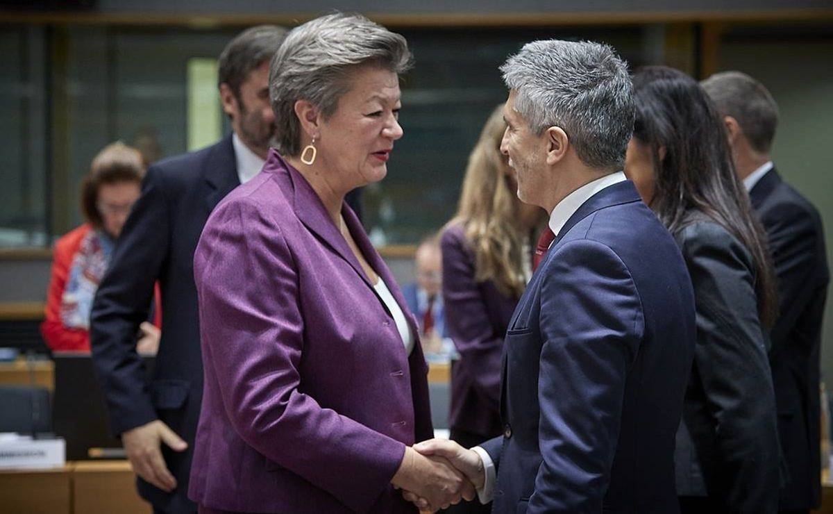 La comisaria europea Johansson saluda al ministro Grande              Marlaska en un encuentro reciente. Reuters